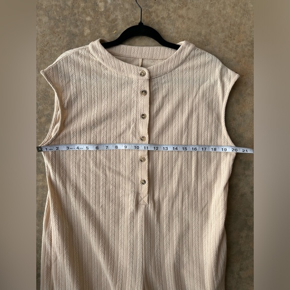 Sleeveless Cream Top - Picture 5 of 7